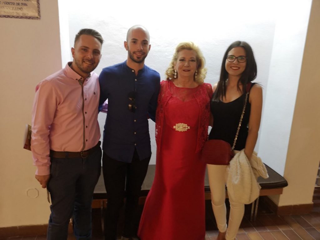 Pepi rodeada de familiares y amigos