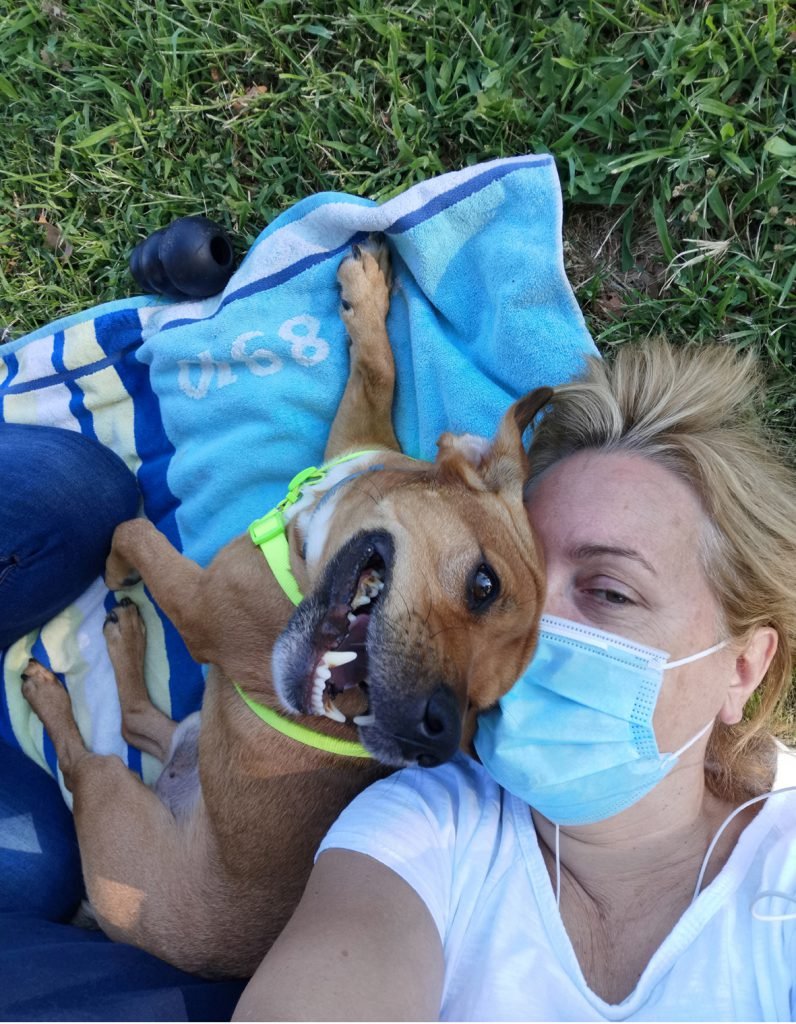 con el perro rescatado