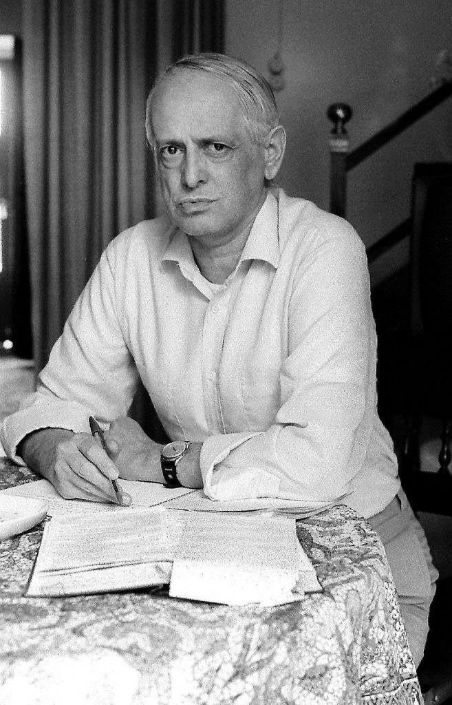 Blai-Bonet-assegut-escrivint-convidats_1925817475_49575401_962x1500