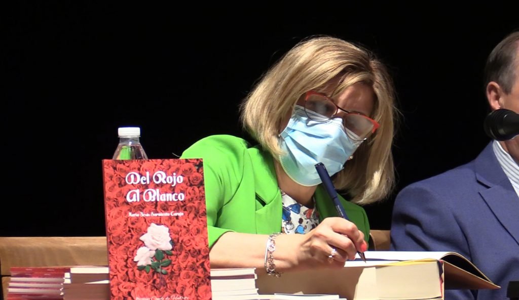 alcaldesa firmando